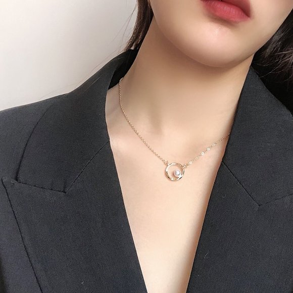 Minimalistic Pearl Golden Circle Necklace - Picture 5 of 10